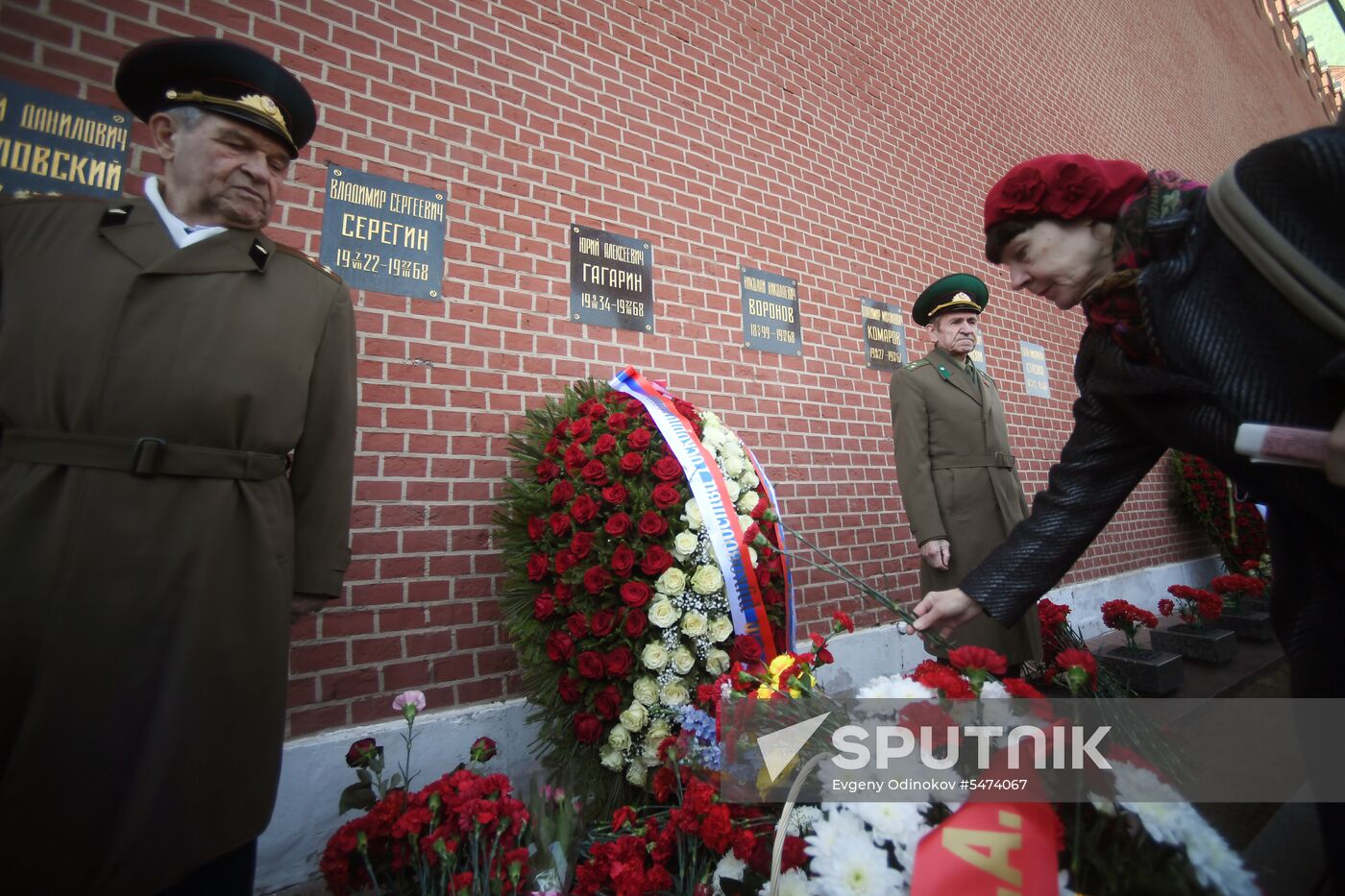 Laying flowers at Yuri Gagarin's grave near Kremlin Wall