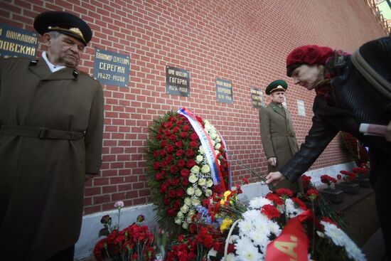 Laying flowers at Yuri Gagarin's grave near Kremlin Wall