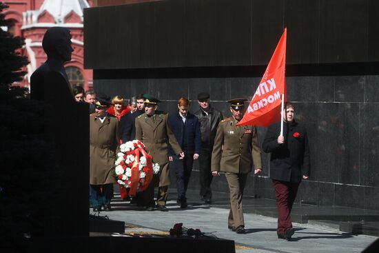 Laying flowers at Yuri Gagarin's grave near Kremlin Wall