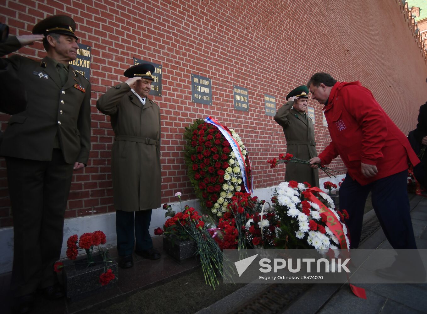 Laying flowers at Yuri Gagarin's grave near Kremlin Wall