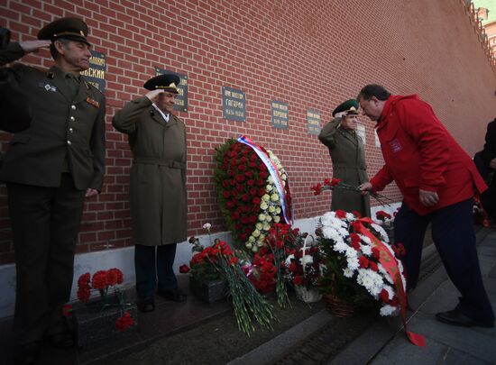 Laying flowers at Yuri Gagarin's grave near Kremlin Wall