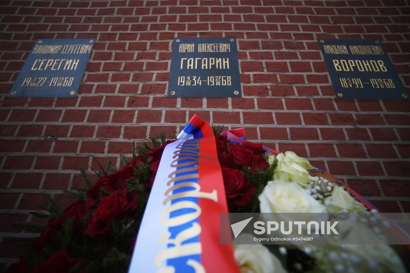 Laying flowers at Yuri Gagarin's grave near Kremlin Wall