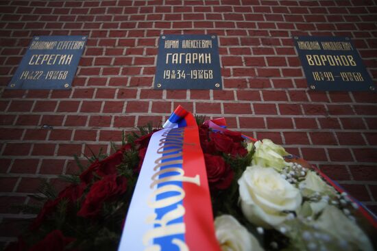 Laying flowers at Yuri Gagarin's grave near Kremlin Wall