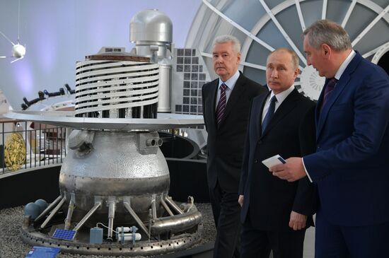 President Putin visits Cosmonautics and Aviation Center