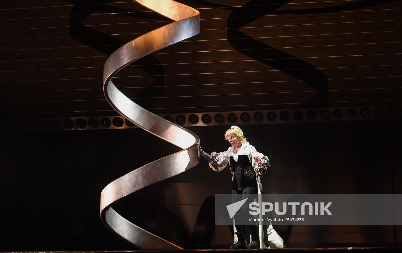 Falstaff and Prince of Wales play