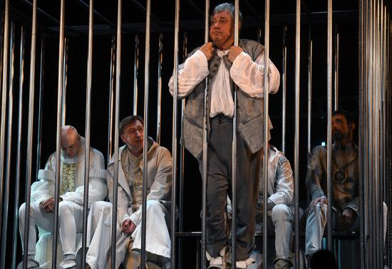 Falstaff and Prince of Wales play