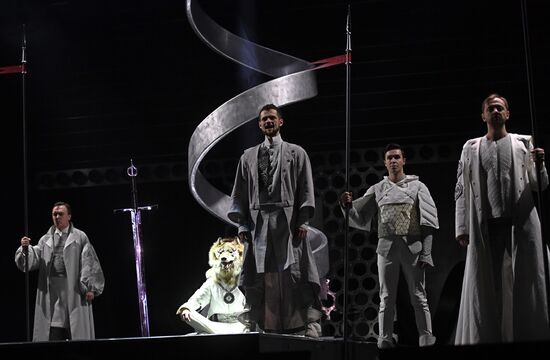 Falstaff and Prince of Wales play