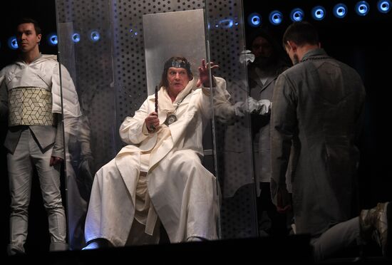 Falstaff and Prince of Wales play