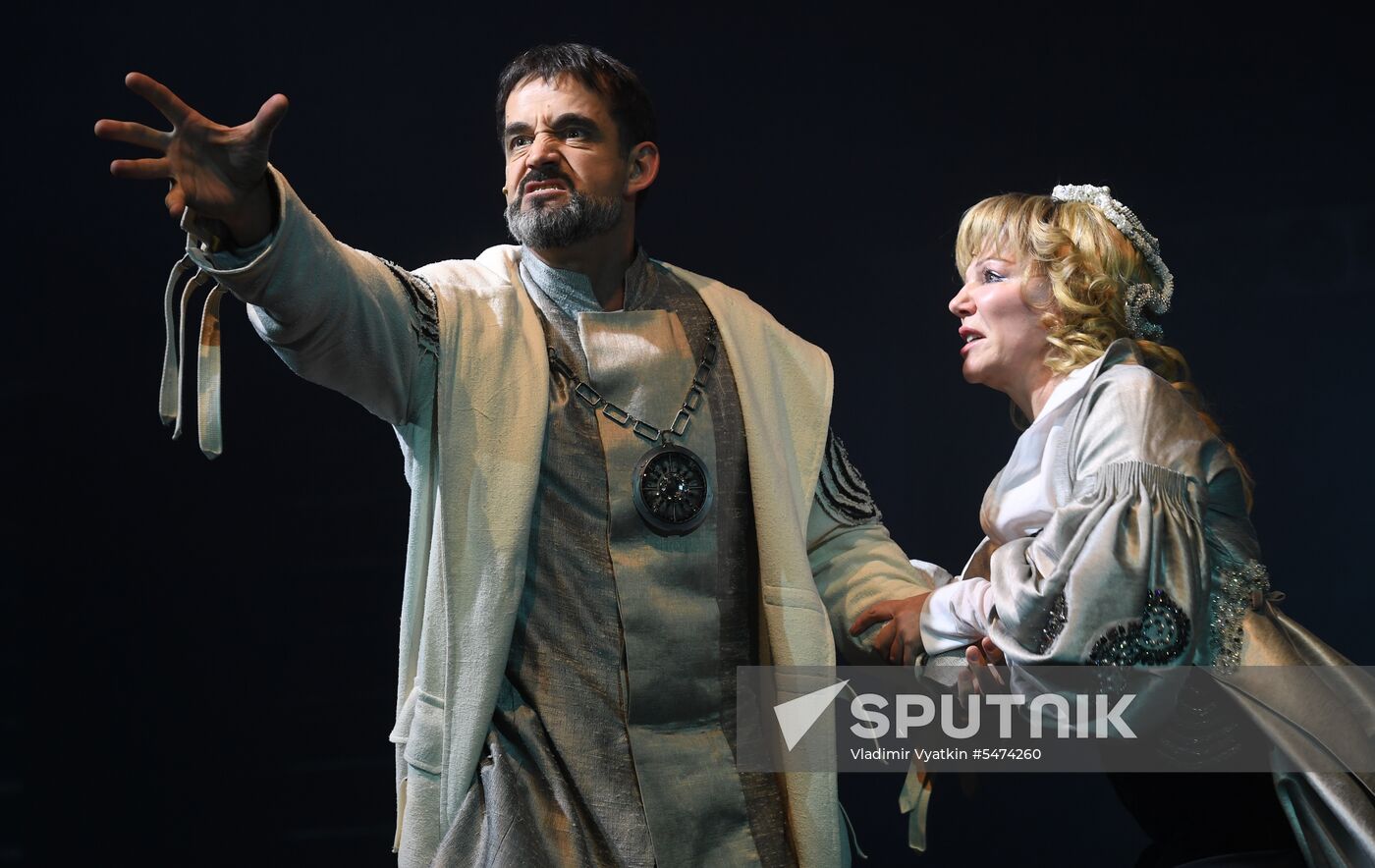 Falstaff and Prince of Wales play