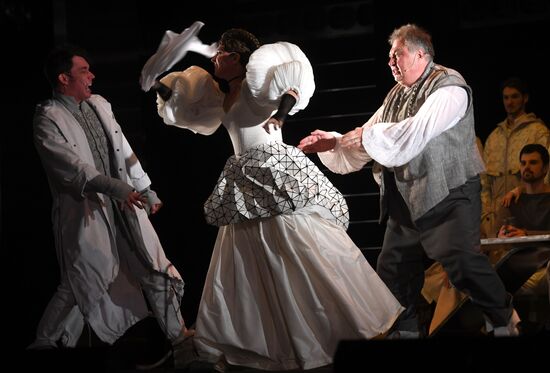 Falstaff and Prince of Wales play