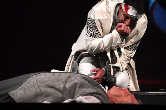 Falstaff and Prince of Wales play