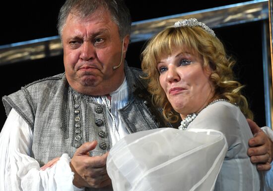 Falstaff and Prince of Wales play