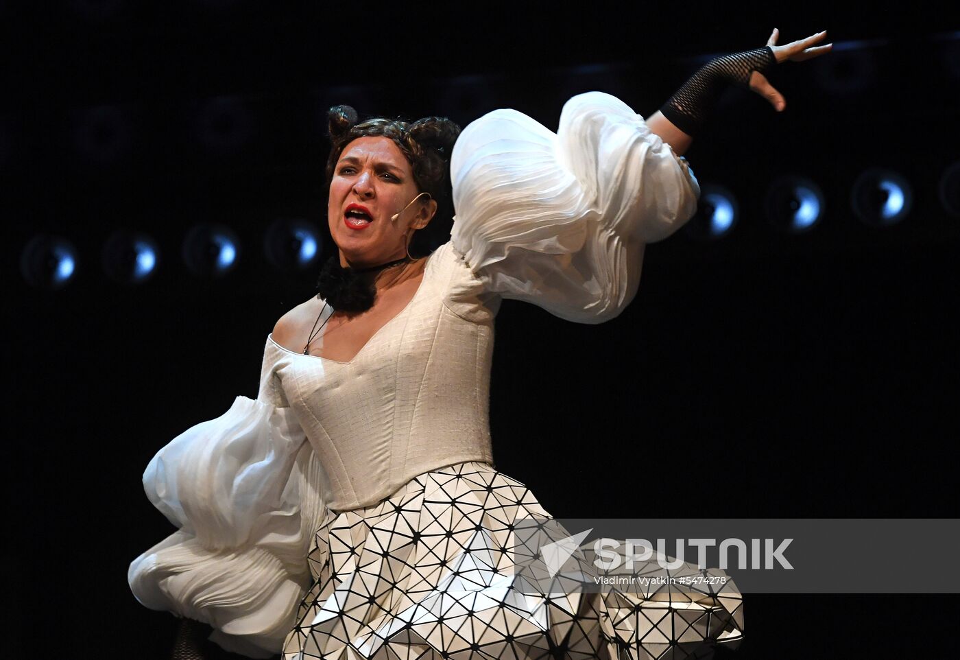 Falstaff and Prince of Wales play