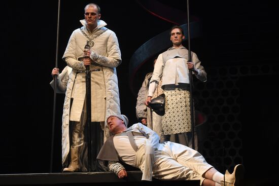 Falstaff and Prince of Wales play