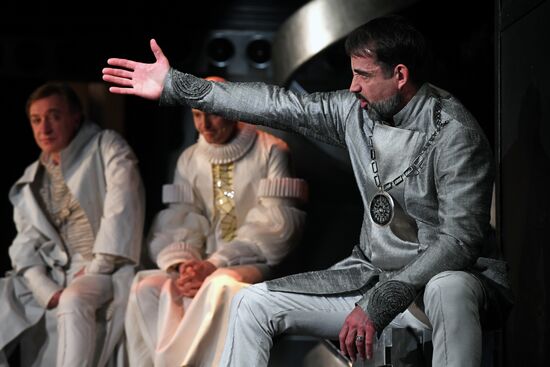 Falstaff and Prince of Wales play