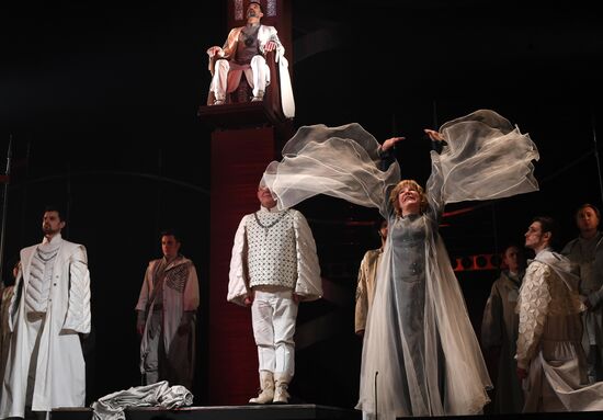 Falstaff and Prince of Wales play