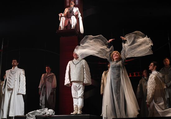 Falstaff and Prince of Wales play