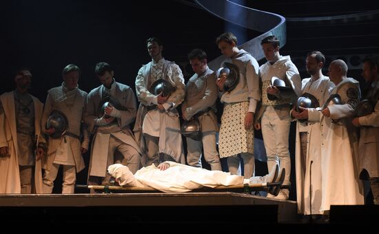 Falstaff and Prince of Wales play