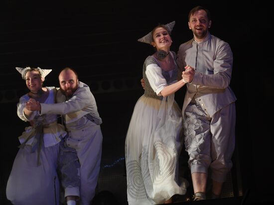 Falstaff and Prince of Wales play