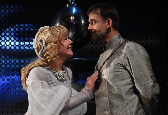 Falstaff and Prince of Wales play