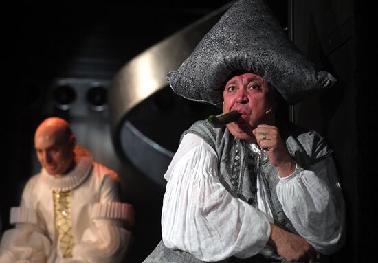 Falstaff and Prince of Wales play