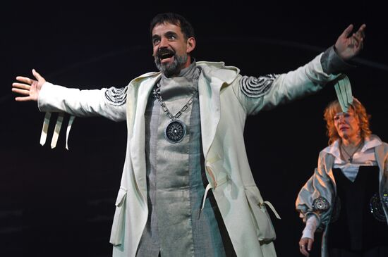 Falstaff and Prince of Wales play