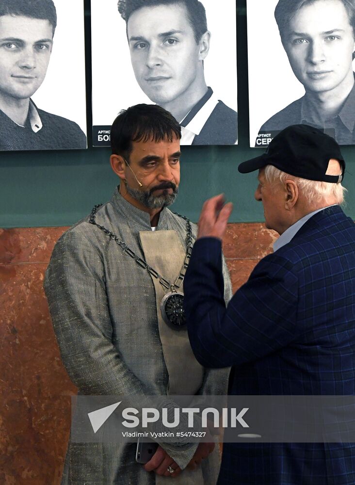 Falstaff and Prince of Wales play