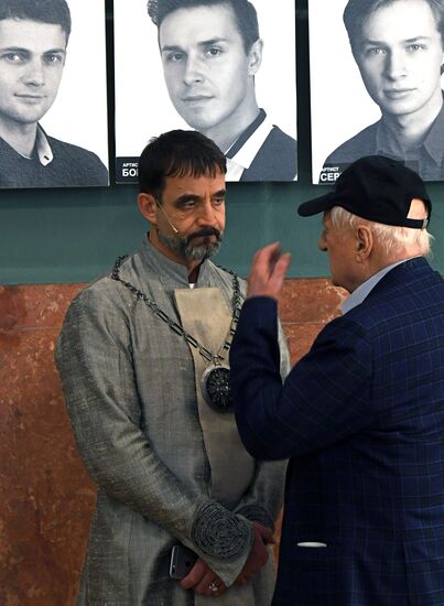 Falstaff and Prince of Wales play