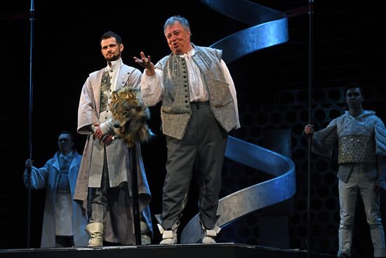 Falstaff and Prince of Wales play