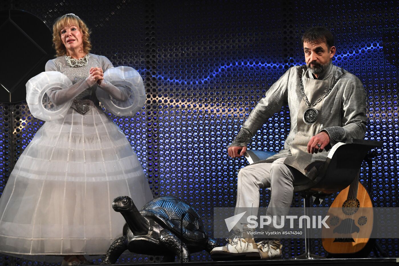 Falstaff and Prince of Wales play