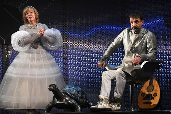 Falstaff and Prince of Wales play