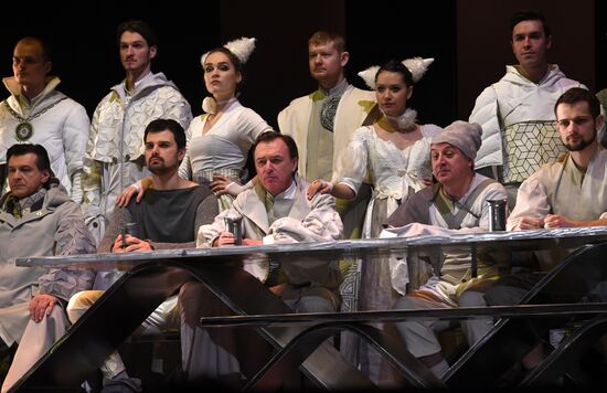 Falstaff and Prince of Wales play