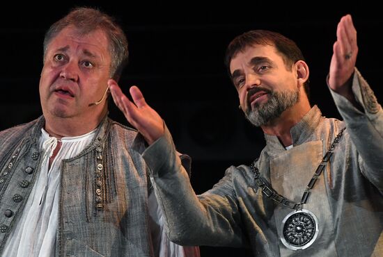 Falstaff and Prince of Wales play