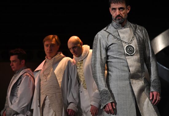 Falstaff and Prince of Wales play