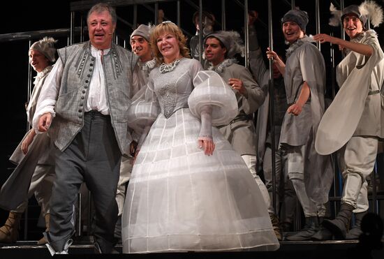 Falstaff and Prince of Wales play