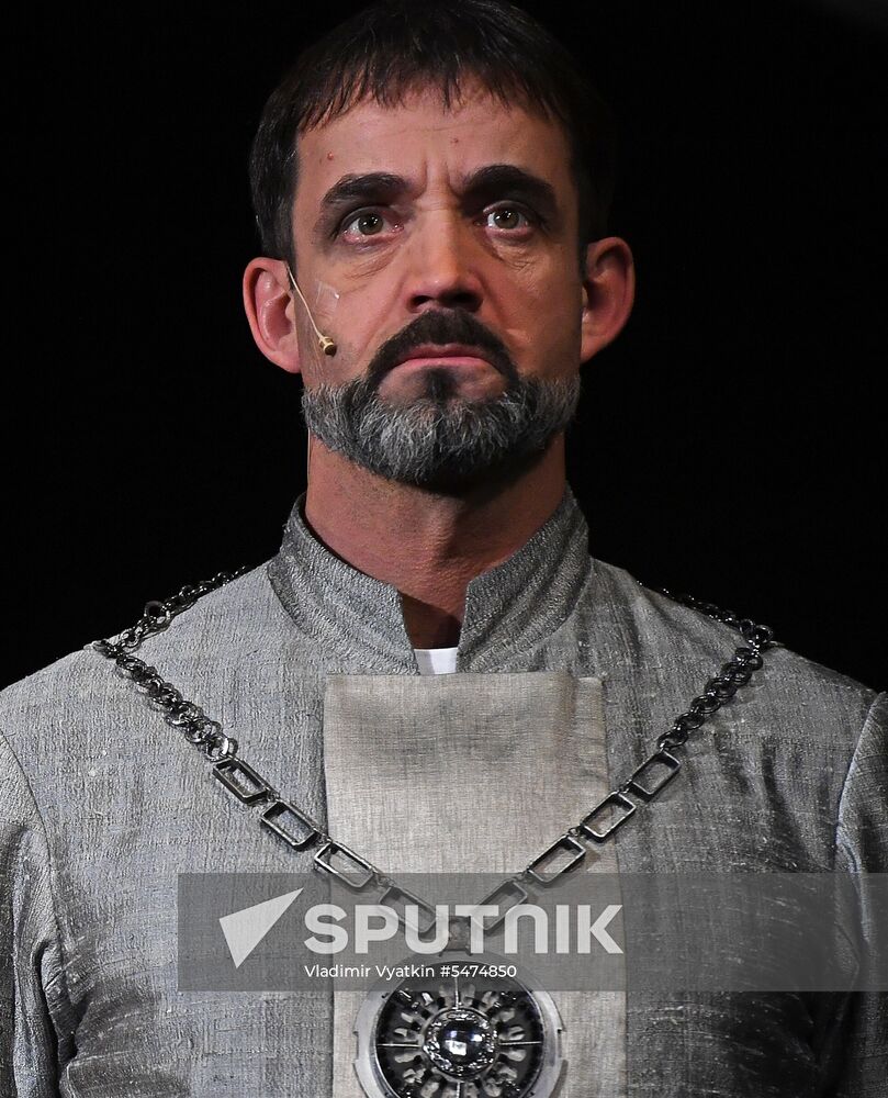 Falstaff and Prince of Wales play