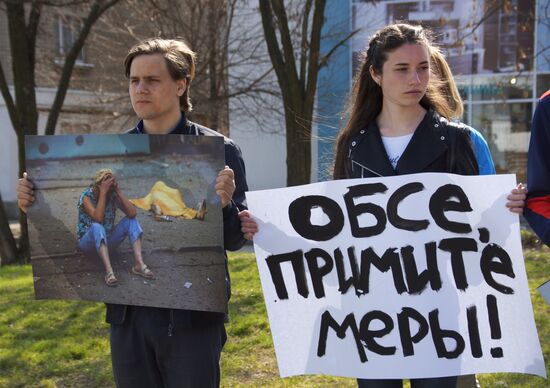 Protest in Lugansk against hostilities in Donbass