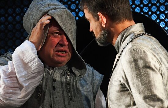 Falstaff and Prince of Wales play