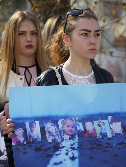 Protest in Lugansk against hostilities in Donbass