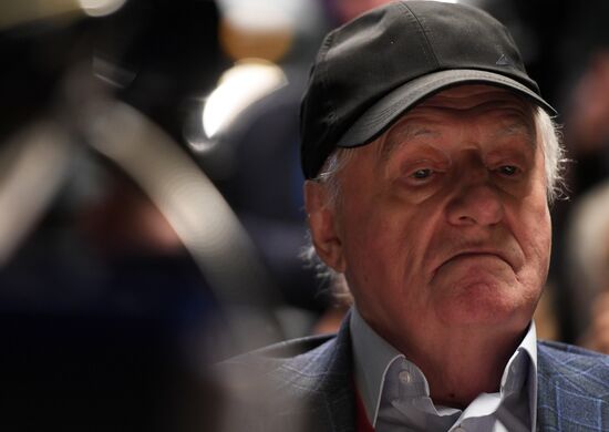 Falstaff and Prince of Wales play