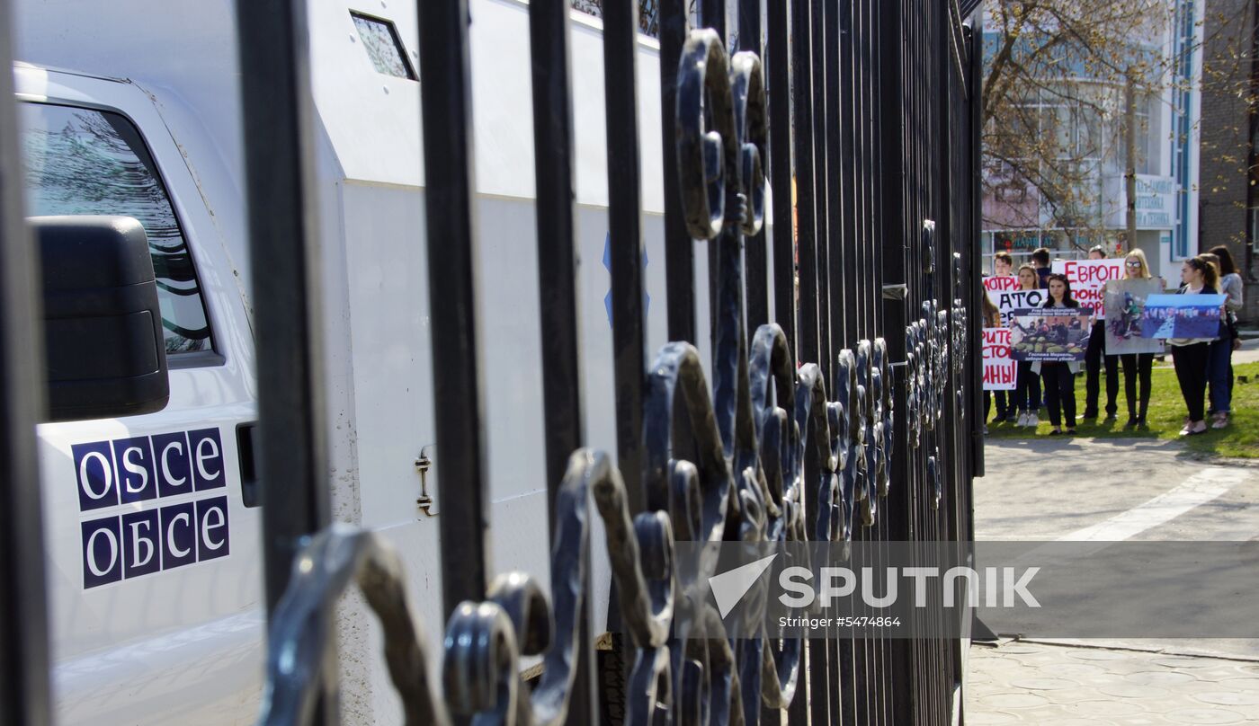 Protest in Lugansk against hostilities in Donbass
