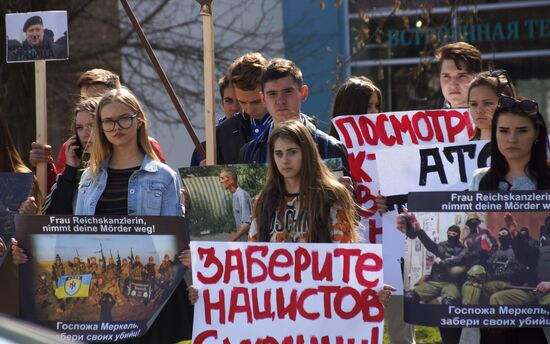 Protest in Lugansk against hostilities in Donbass