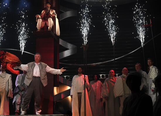 Falstaff and Prince of Wales play