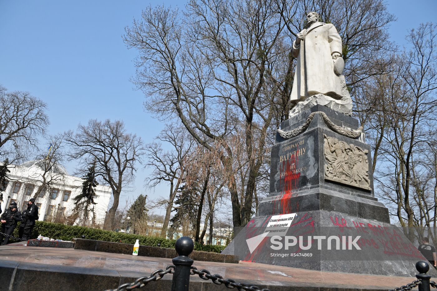 Nationalists from S14 vandalize General Nikolai Vatutin monument in Kiev