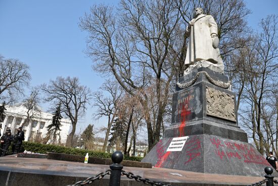 Nationalists from S14 vandalize General Nikolai Vatutin monument in Kiev
