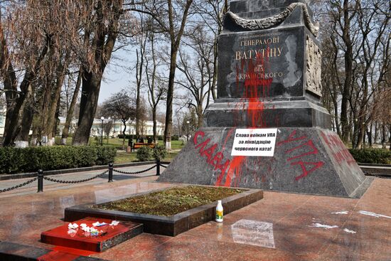 Nationalists from S14 vandalize General Nikolai Vatutin monument in Kiev