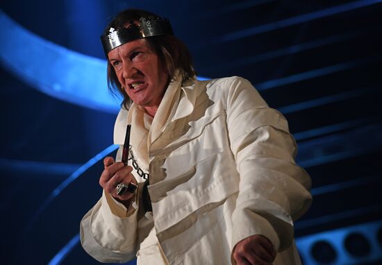 Falstaff and Prince of Wales play