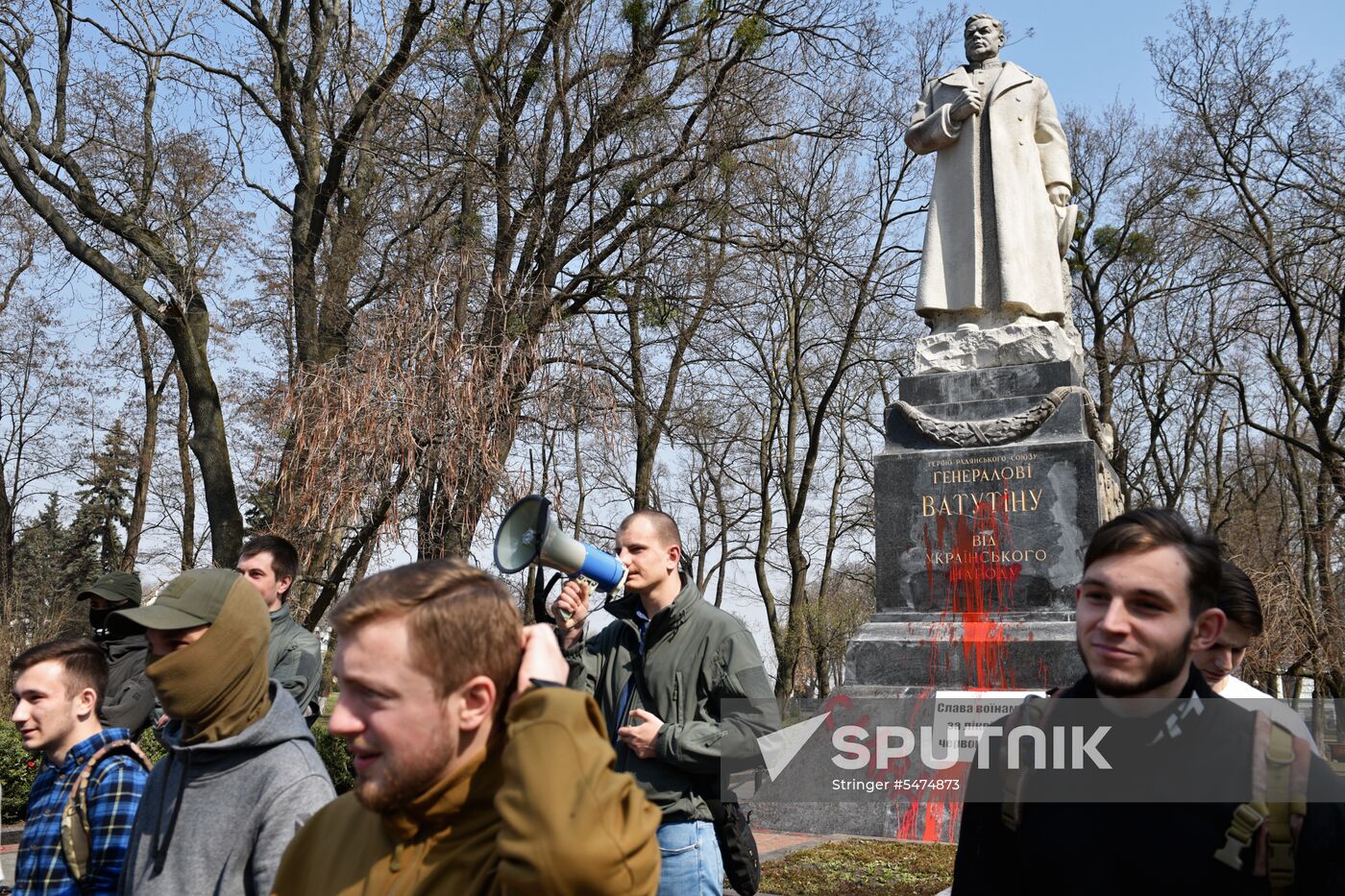 Nationalists from S14 vandalize General Nikolai Vatutin monument in Kiev