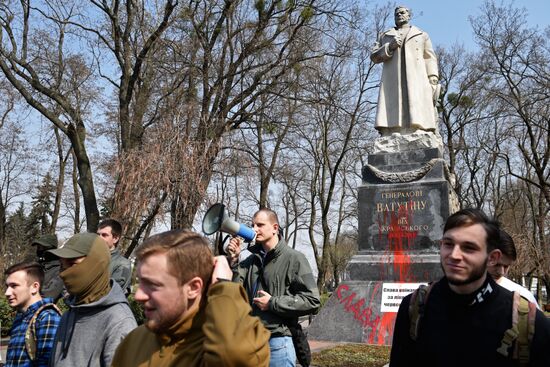 Nationalists from S14 vandalize General Nikolai Vatutin monument in Kiev