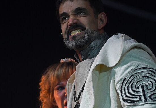 Falstaff and Prince of Wales play